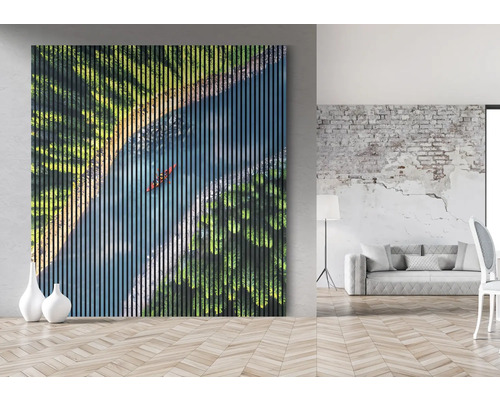 Wandbild mit Fluss, Bäumen und Kanu im Wohnraum.