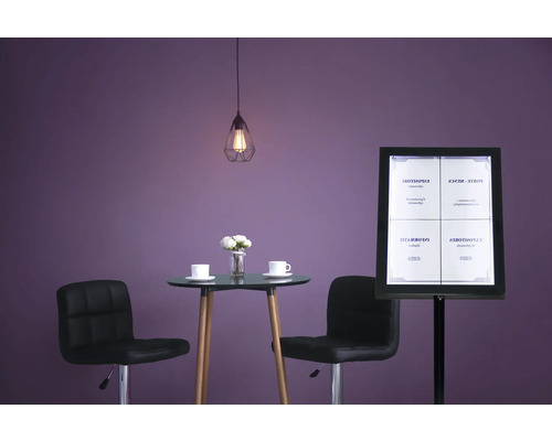 Szene mit Stehtisch, zwei Stühlen und einem Leuchtdisplay