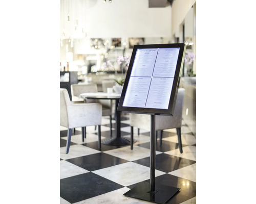Beleuchtetes Menü auf einem Ständer in einem Restaurant