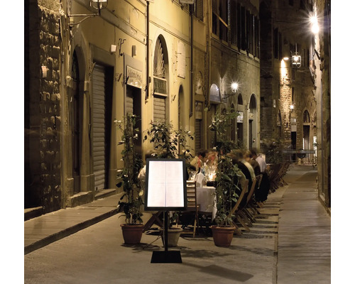 Szene einer belebten Straßencafé-Szene mit Gästen und einem aufgestellten Menü