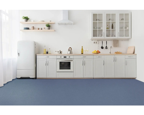 Cuisine lumineuse avec kitchenette, table de cuisine, armoires de cuisine et revêtement de sol