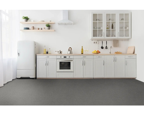 Helle Küche mit Küchenschränken, Kühlschrank, Herd, Spüle und Regalen