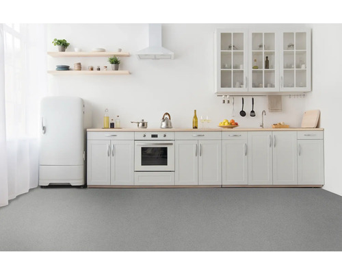 Helle Küche mit Einbauküche, Küchengeräten und Regalen