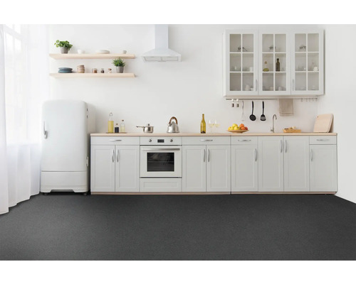 Cuisine claire avec kitchenette, réfrigérateur rétro et sol foncé