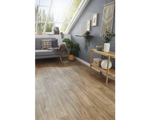 Heller Wohnraum mit Laminatboden in Holzoptik, Sofa und Dekoration