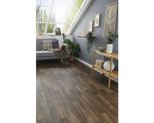 Salon avec canapé gris, étagère en bois et sol stratifié imitation bois