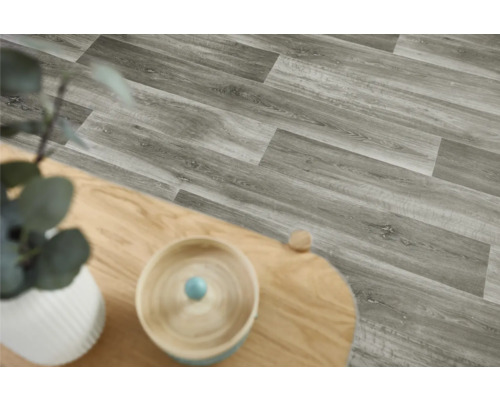 Sol vinyle gris aspect bois posé à l''intérieur