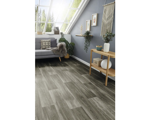 Heller Raum mit grauem Vinylboden in Holzoptik, Sofa, Regal und Dekoration