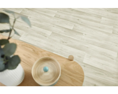 Sol stratifié clair aspect bois dans une pièce avec table en bois