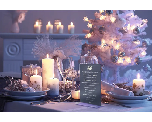 Table de fête avec bougies et sapin de Noël pour un dîner de Noël
