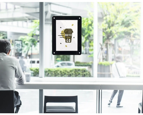 Cadre d''affiche noir avec l''inscription Coffee to go sur un panneau de verre.