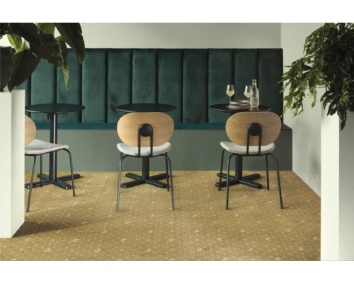 Vue d''ensemble d''une pièce avec des tables, des chaises et une banquette verte