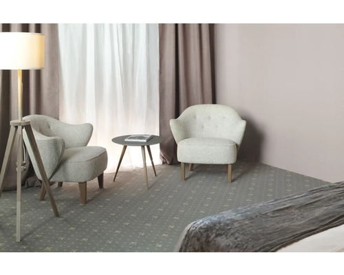 Deux fauteuils et une table ronde dans une pièce lumineuse avec des rideaux et un lampadaire.