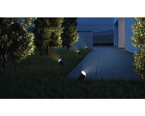 Szene mit mehreren Aussenstrahlern zur Wegbeleuchtung im Garten.