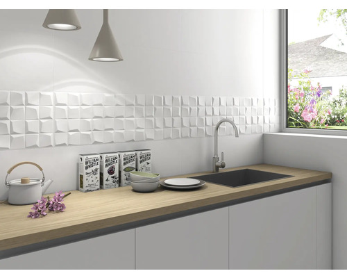 Helle Küche mit Spüle, Armatur und dreidimensionalen Wandfliesen