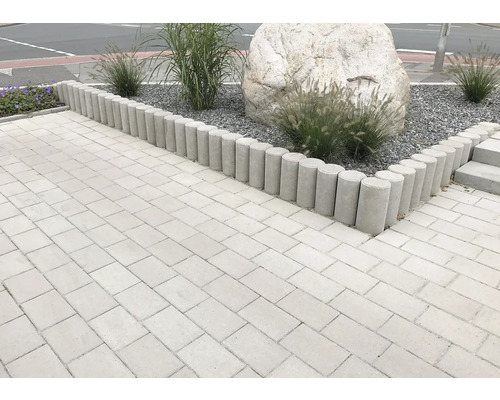 Gestalteter Gartenweg mit Rasenkantensteinen, Pflanzen und Steinen