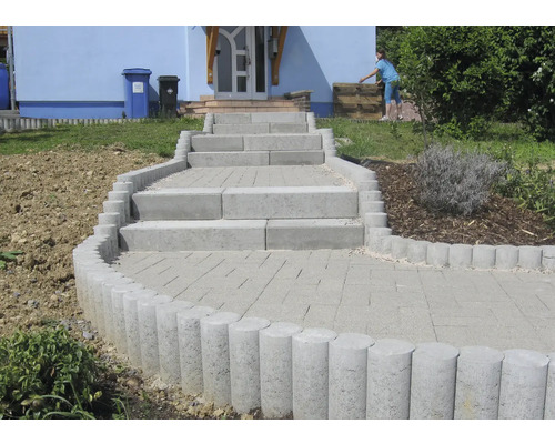 Aussenaufnahme einer Treppe und eines Weges aus Betonpflastersteinen in einem Garten