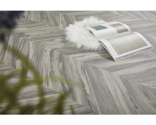 Sol vinyle posé en motif à chevrons avec magazine