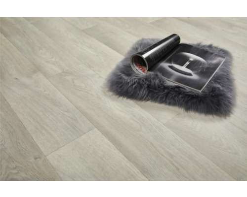 Plancher en bois clair avec tapis et magazine