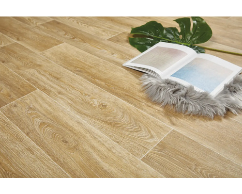 Pose de stratifié bois avec livre et décoration