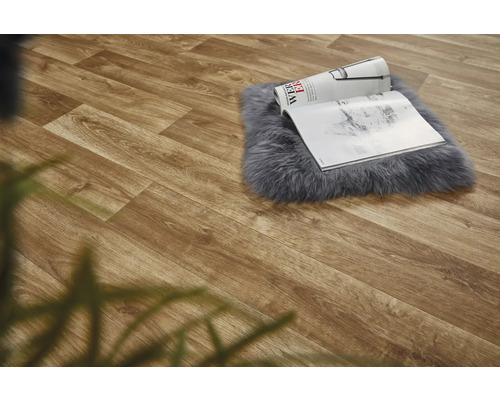 Plancher en bois clair avec magazine sur un tapis