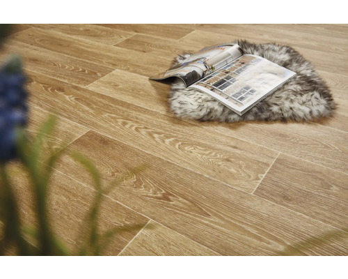 Bodenbelag mit Holzoptik und Zeitschrift auf einem Teppich