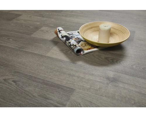 Sol en vinyle posé avec décor bois, magazine, bougie et saladier.