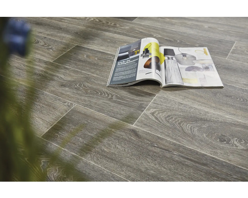 Stratifié posé avec aspect bois et magazine