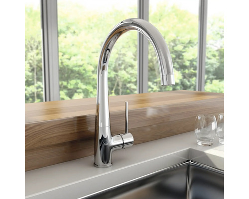 Küchenarmatur aus Metall mit hohem Auslauf