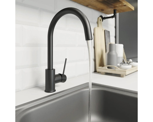 Küchenarmatur mit fließendem Wasser in einer Spüle