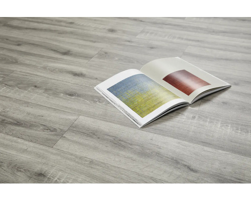Sol stratifié clair avec magazine ouvert