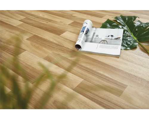 Gros plan d''un sol avec décor bois, d''un magazine et d''une feuille