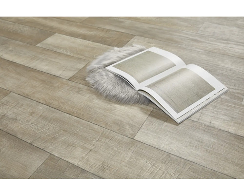 Revêtement de sol en bois avec magazine et tapis