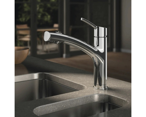 Robinet de cuisine en métal à côté d''un évier