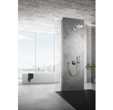 Badezimmer mit Dusche, Badewanne und großem Fenster mit Blick auf eine Stadt