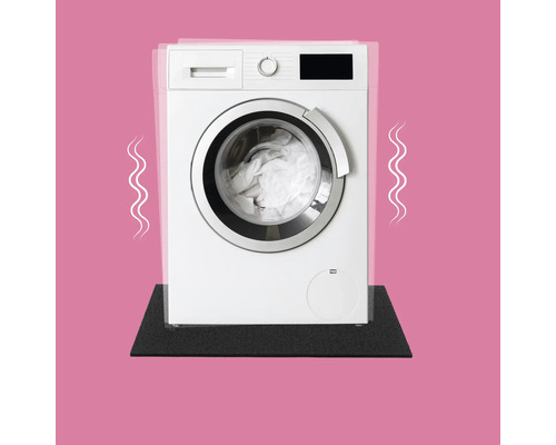 Un lave-linge est placé sur un tapis anti-vibrations.