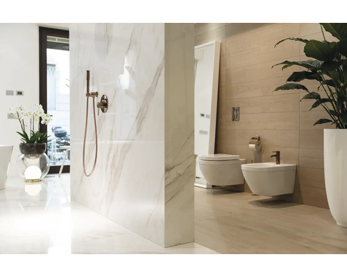 Exposition de salle de bains avec douche, WC et bidet