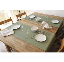 Gedeckter Holztisch mit Tischläufern, Tellern, Gläsern, Besteck, Servietten und Schüsseln für eine elegante Tischdekoration