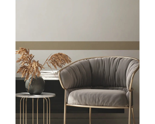 Intérieur décoratif avec fauteuil, table d''appoint et vase de fleurs