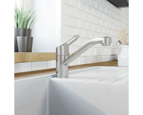 Robinet de cuisine en métal sur l''évier