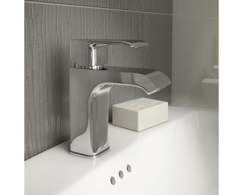 Glänzender Waschtischmischer aus Metall auf einem Waschbecken