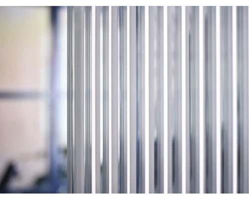 Detailaufnahme von senkrechten Duschwandprofilen