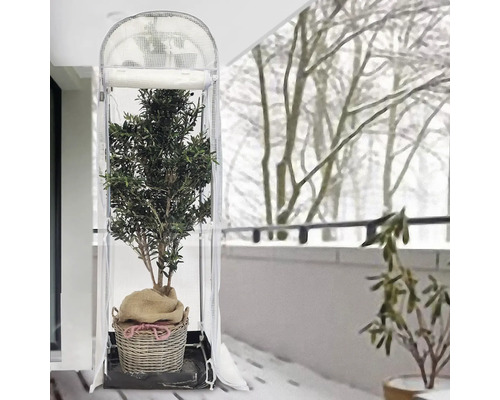 Housse d''hivernage pour plantes avec plante sur un balcon en hiver