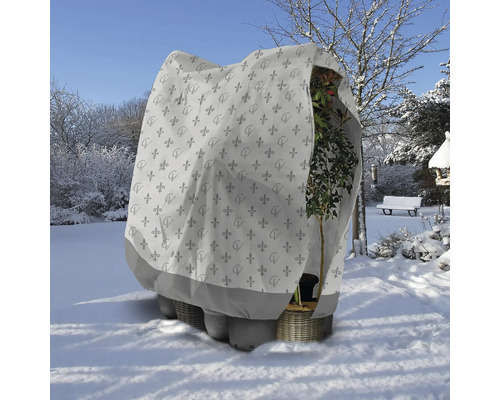 Paysage hivernal avec housse de protection pour plantes en pot dans le jardin