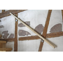 Holzhandlauf an Wand mit Fachwerk und Steinelementen