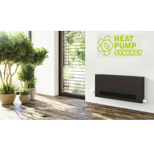 Wohnraum mit installierter Wandheizung und Heat Pump Synergy Logo