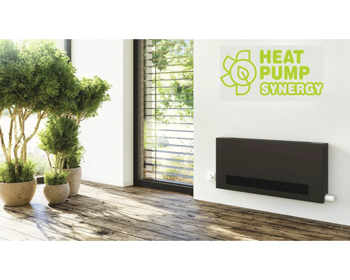 Wohnraum mit installierter Wandheizung und Heat Pump Synergy Logo