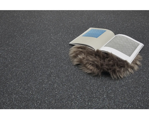 Bodenbelag mit offenem Buch und Fellteppich