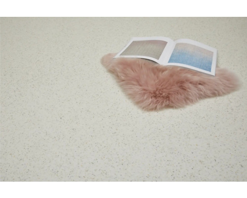 Scène avec un livre sur un tapis en fourrure sur un sol texturé
