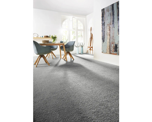Tapis gris dans une salle à manger lumineuse avec une table et des chaises
